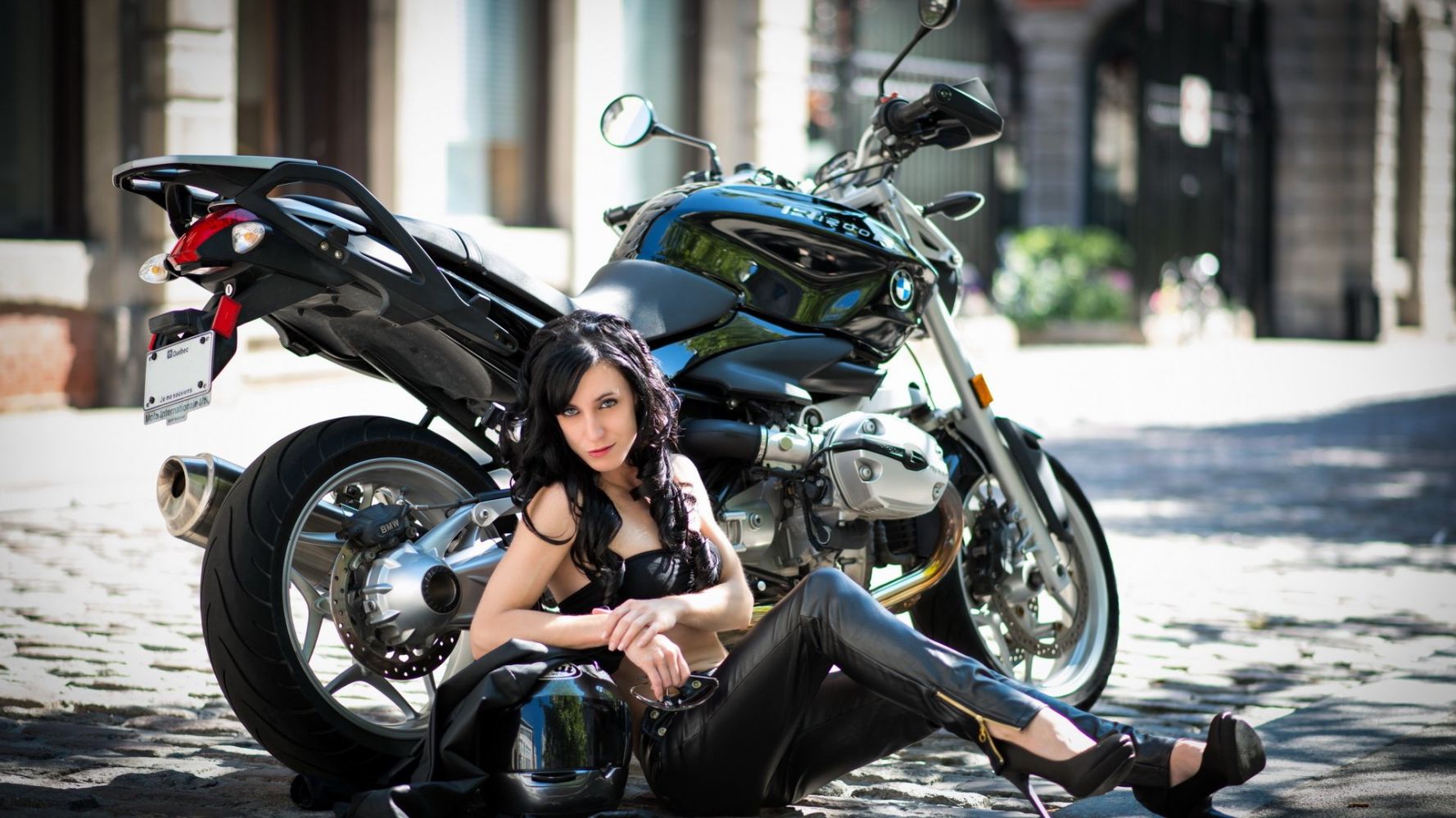 Fresh photos, fresh mood — European women on bikes online in Ashgabat