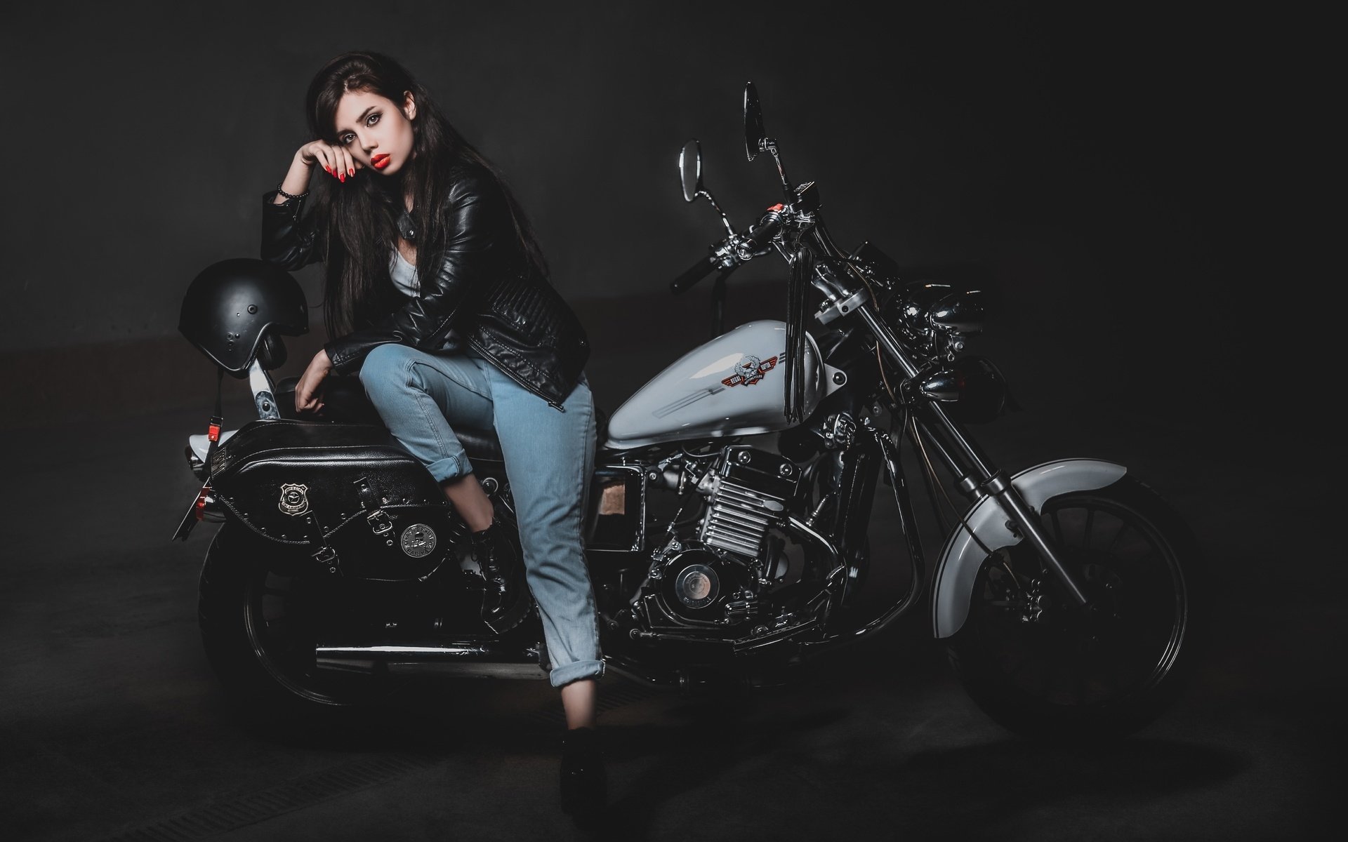 Biker girls: style and drive brings the glow — live moments in Ashgabat