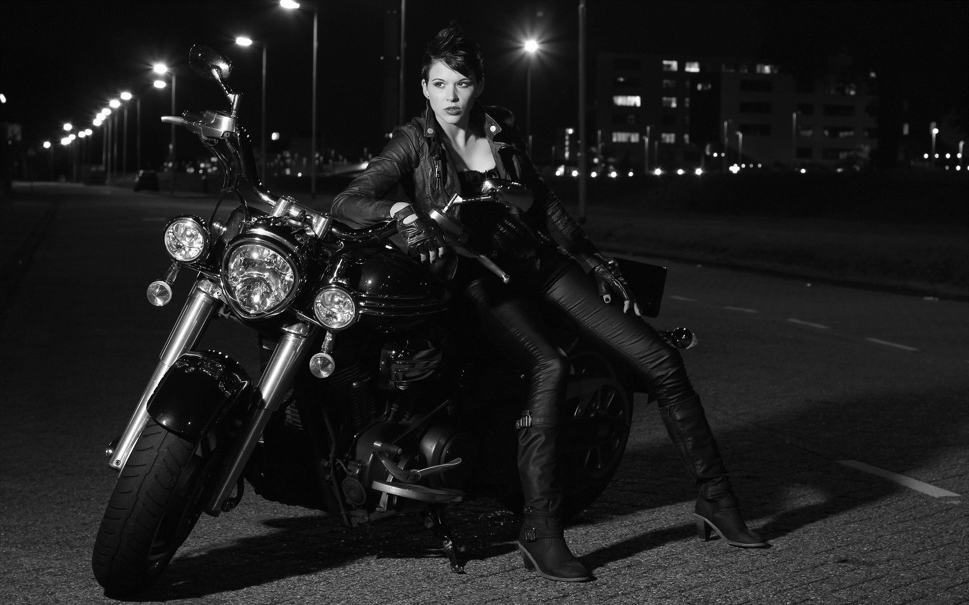 Photo Beautiful girls and motorcycles in Ashgabat