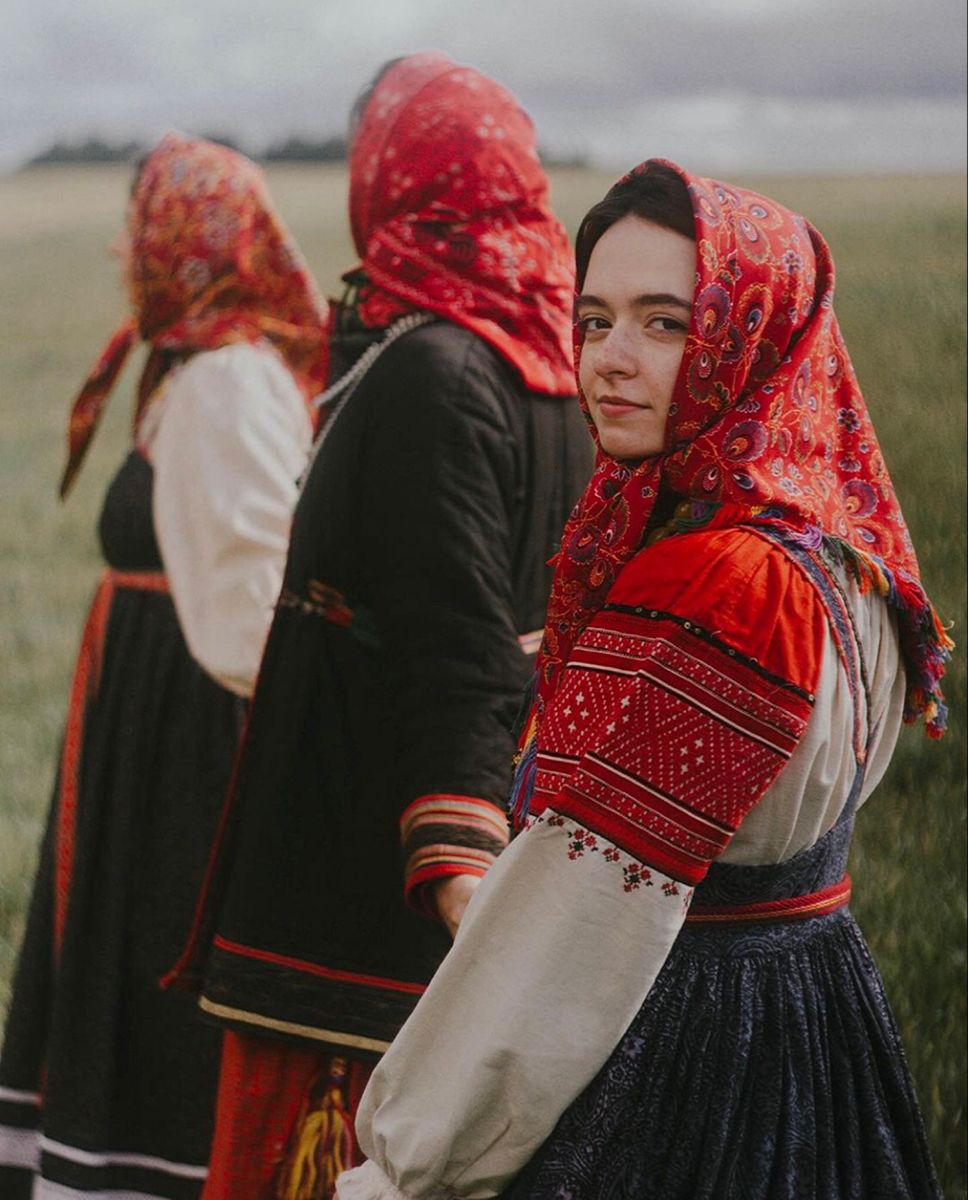 Women in Slavic costumes’s look of the day — catch her live in Ashgabat