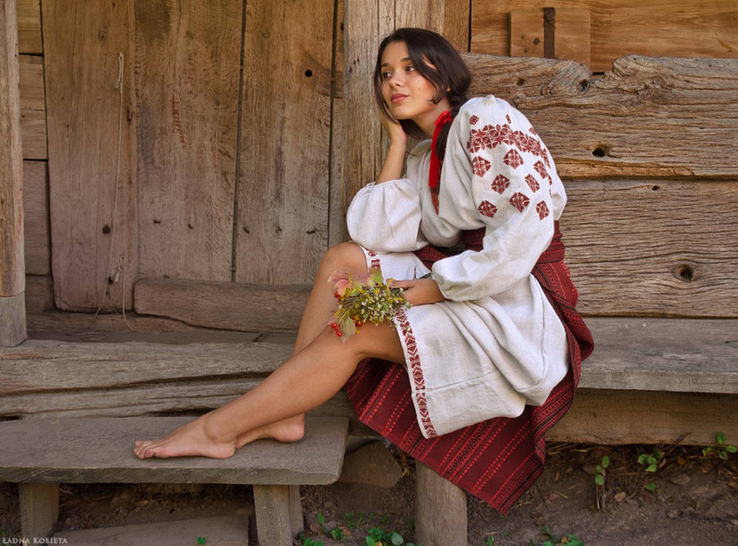 Fresh photos, fresh mood — Women in Slavic costumes online in Ashgabat